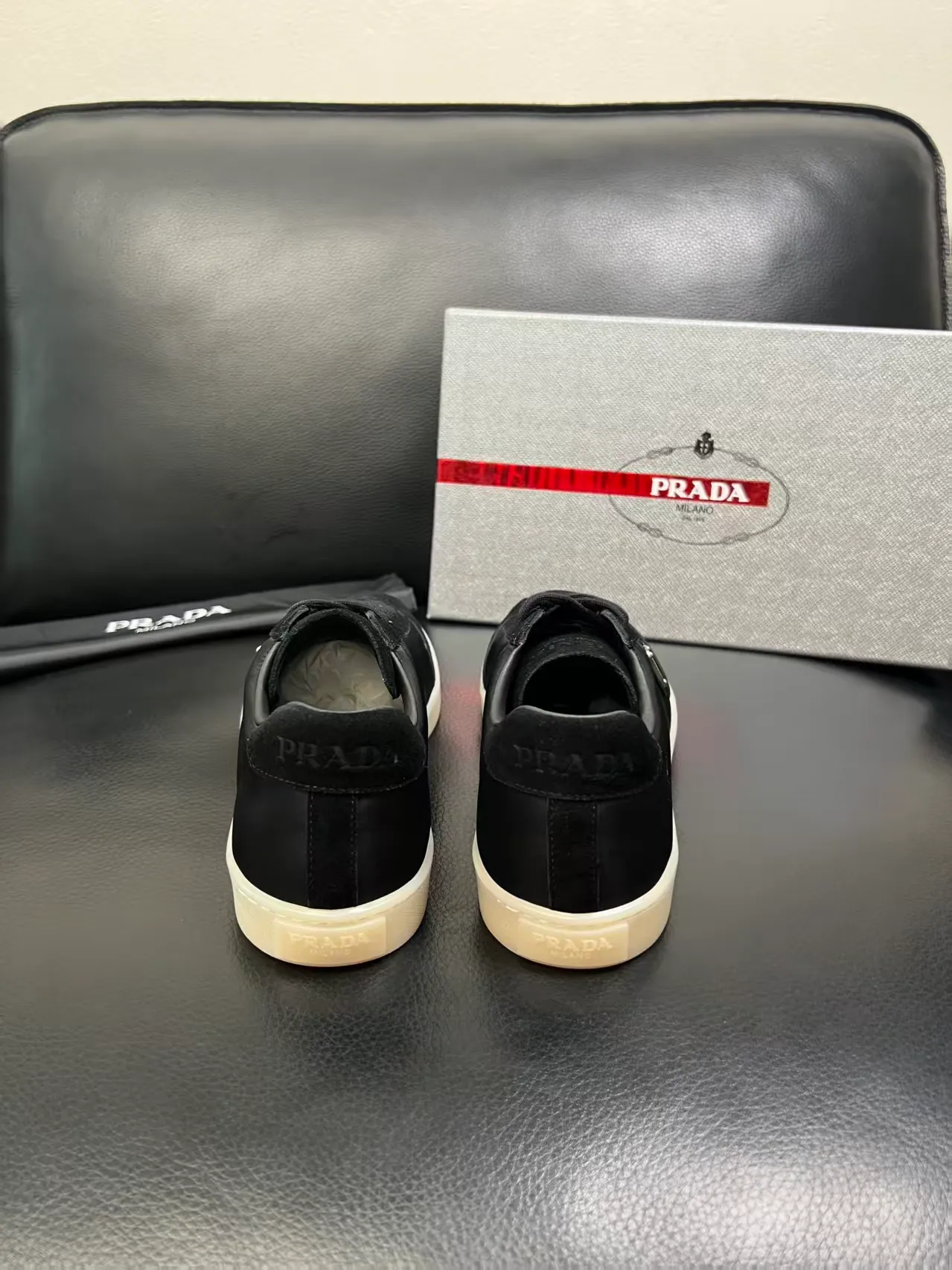 P380 38-45 Prada Prada’s new men’s leather sneakers, the highest version on the market, any comparison is welcome🆚! The original leather has excellent texture and is super high-end! Fetal sheep net lining imported from Italy, removable pad! Luxurious materials and fine workmanship, highly recommended! No. 058